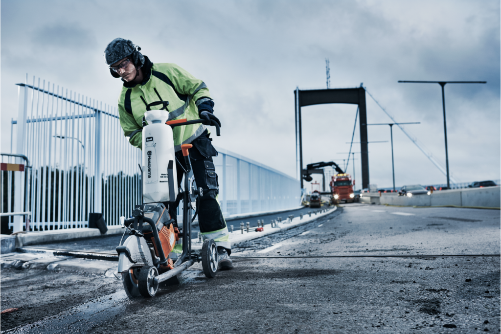 Husqvarna K 770 on a KV 7 cutting trolley wet-cutting asphalt on a road